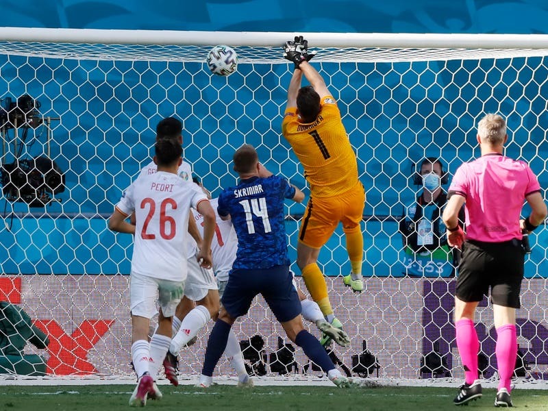 Vlastný gól Martina Dúbravku nasmeruje Španielsko k obrovskej výhre nad Slovenskom
